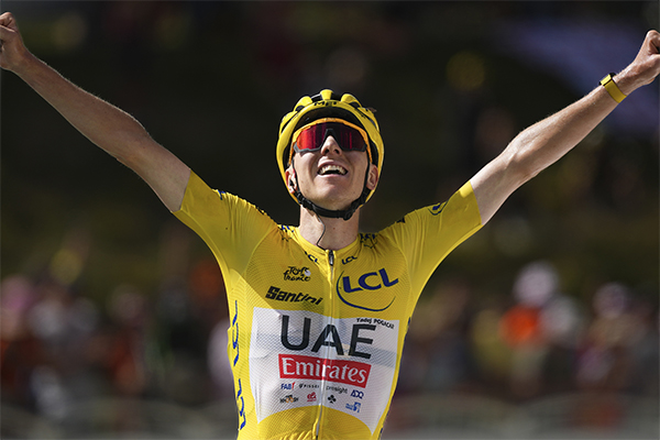 Tadej Pogacar agarra con las dos manos su tercer Tour de Francia, tras ganar su primer Giro. El esloveno, el mejor ciclista del mundo, culminó su enésima exhibición en Isola 2000