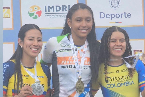 En la gráfica Mafe Timms en el podio de los Panamericanos luego de su gran actuación con Colombia.