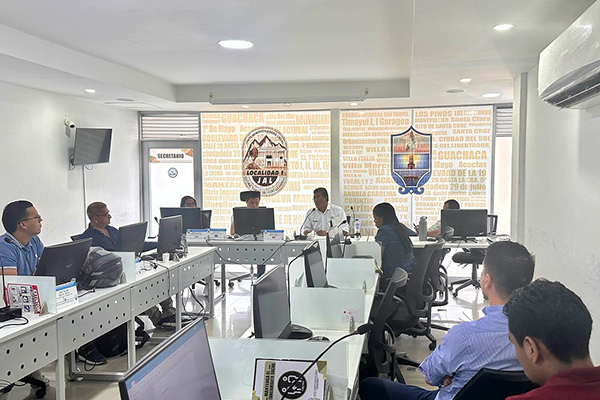 En la imagen el Director del Inred en compañia de los ediles de la localidad 1 planificando, la actividad deportiva para el Distrito de Santa Marta.