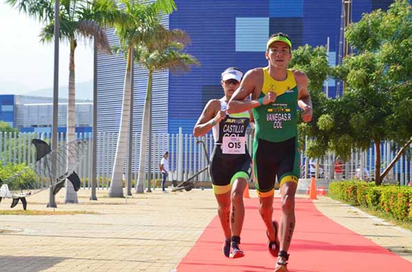 El triatlón es un deporte que combina la natación, el ciclismo y la carrera a pie, es una prueba de resistencia física y mental que exige una preparación rigurosa.