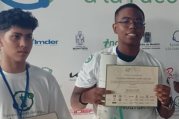 En la imagen los ajedrecistas Nicolás Conto y David Pinedo quiénes han destacado en diferentes torneos nacionales y buscan su clasificación a los internacionales.
