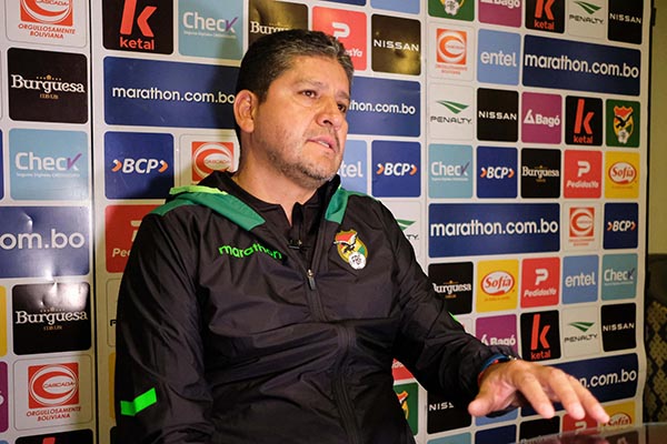Óscar Villegas, entrenador de la Selección de Bolivia que enfrenta mañana a Colombia.