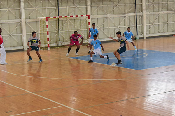 En la imagen el Colegio San Luis Beltrán manteniendo la ofensiva en el arco rival de la I.E.D La Paz que se quedó con el campeonato al ganar sus cinco partidos. 