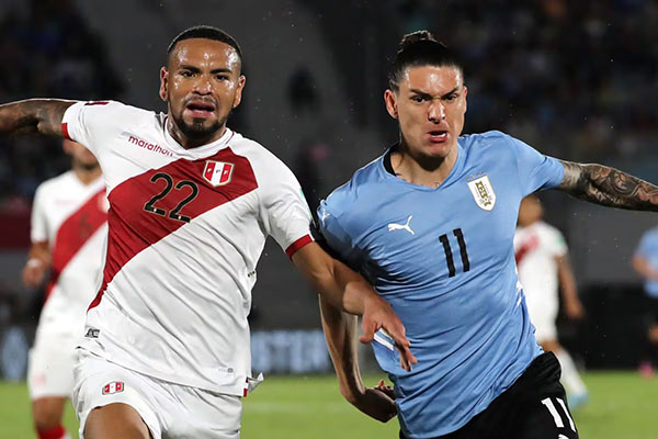 Uruguay llega con dos empates consecutivos, mientras que Perú necesita urgentemente sumar puntos para mantenerse con vida en las eliminatorias.