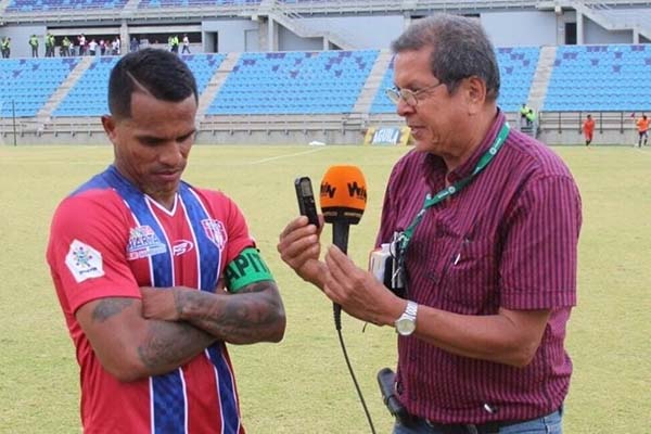 Alberto Camilo Blanco, en la fotografía con el exjugador David Ferreira, en ejercicio de su faceta como periodista deportivo.