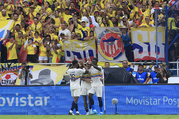 Jugadores de Colombia celebran un gol ante Chile este martes, en un partido de las eliminatorias sudamericanas para el Mundial 2026, en el estadio Metropolitano en Barranquilla (Colombia). EFE/ Ricardo Maldonado Rozo.