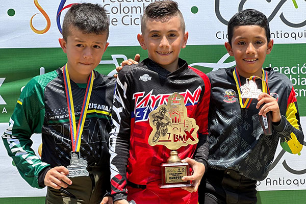 Santiago Vasco Zuluaga Experto 10 años, Subcampeón Mundial en su categoría, Subcampeón del acumulado nacional y múltiples pódiums a nivel nacional. 