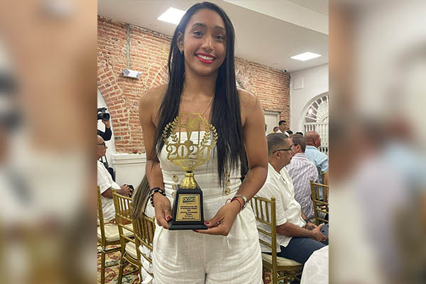 Mafe Tims recibiendo el galardón de oro en la ceremonia del Deportista del Año 2024 Acord Bolívar.
