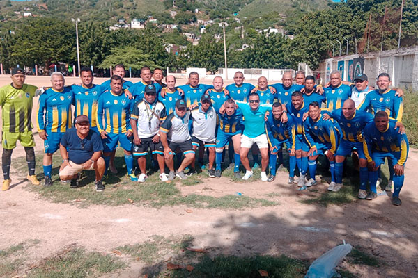 El onceno ‘Amigos de Bastidas’ uno de los finalistas del torneo ‘Super Veteranos’ 2024 que se juega en la cancha del IPC.