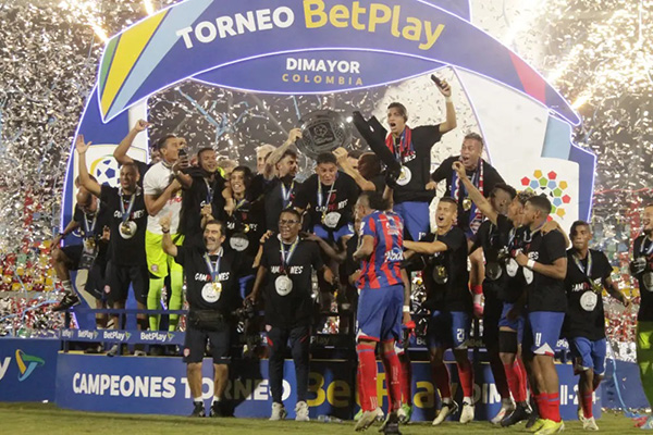 Con mucha emoción, el grupo de jugadores, cuerpo técnico y directivos del Unión Magdalena celebraron el título logrado anoche en el estadio ‘Rey Pelé’ de Villavicencio al imponerse en el marcador global 5-1 ante Llanero en la final del segundo Torneo de Ascenso 2024. Foto Dimayor