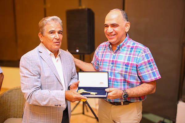 Pinto fue nombrado huésped ilustre de Santa Marta por el alcalde Carlos Pinedo Cuello, a quien además se le otorgan las llaves de la ciudad por su trayectoria con el equipo Bananero. Foto: Alcaldía de Santa Marta.