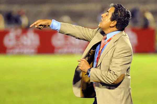 Jorge Luis Pinto Afanador, un veterano de 72 años en el fútbol, ha forjado una sólida carrera como entrenador. Su pasión por el deporte lo ha llevado a dirigir equipos históricos del fútbol colombiano, donde ha dejado una huella imborrable al formar talentos y liderar proyectos exitosos. Foto: Unión Magdalena.
