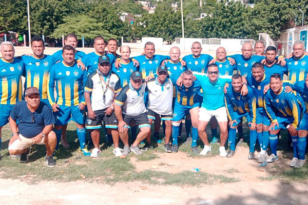La cita está servida y las estrellas del fútbol local están listas para brillar una vez más en su ciudad natal.