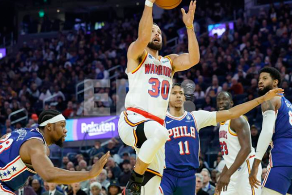 El base de los Golden State Warriors, Stephen Curry, destacó este jueves en la victoria por 139-105 sobre Philadelphia 76ers al conectar los ocho tiros de tres puntos que lanzó. 