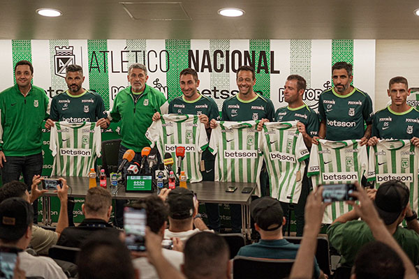 Con grandes desafíos por delante, la era de Javier Gandolfi comienza con altas expectativas en Atlético Nacional, un equipo que aspira a seguir brillando tanto a nivel nacional como internacional.