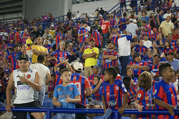 Con repudio y amargura los hinchas salieron del estadio y resaltaron que el escudo no se puede manchar con este tipo de actuaciones.