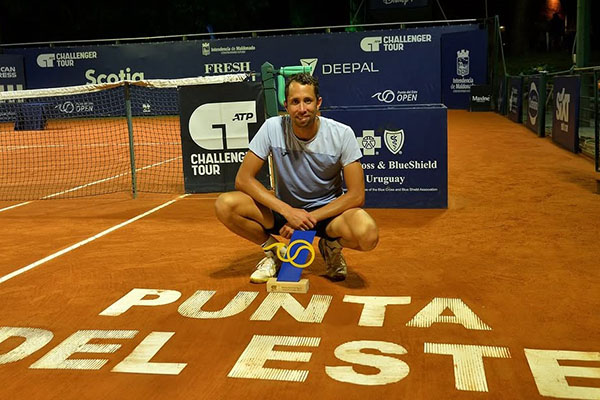 En la fotografía, el colombiano, Daniel Galán, campeón del Challenger Punta del Este