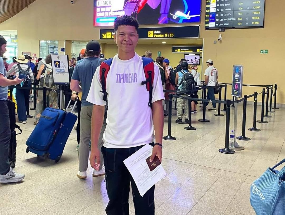 Harold Cabrera en el aeropuerto internacional Simón Bolívar, antes de viajar a República Dominicana.