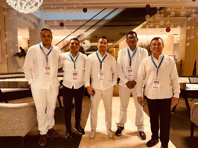 El equipo de Inred, liderado por su director Hideraldo Espinosa Viloria (segundo de derecha a izquierda) en la Habana, Cuba.
