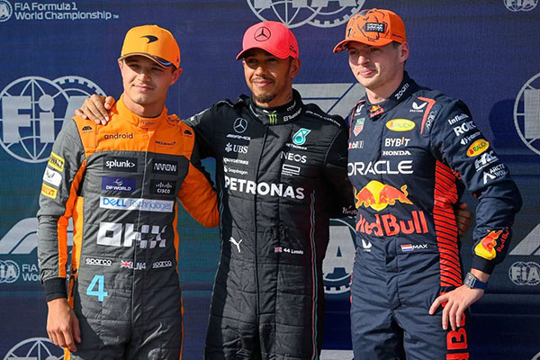 Lewis Hamilton piloto figura de la F1, actualmente con la escudería Ferrari; Max Verstappen ganador del premio Laureaus como mejor deportista del mundo, actualmente con la escudería Red Bull.
