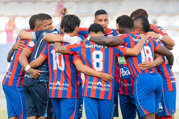 Unión Magdalena reunido en equipo realizando una oración antes de un partido de liga.  