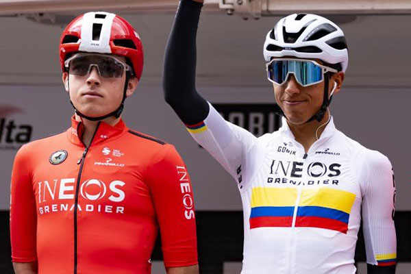 Egan Bernal, ciclista colombiano de alto rendimiento, con su compañero Michael Leonard del equipo Ineos; ganador del tour de Francia. Foto EFE