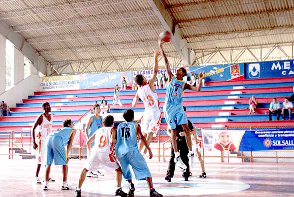 Imagen de referencia de un torneo de baloncesto realizado anteriormente en Santa Marta. Fotografía de archivo.