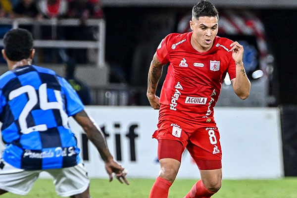 Juan Fernando Quintero Paniagua, volante ofensivo del Club América de Cali y de la selección Colombia enfrentandose a un rival.