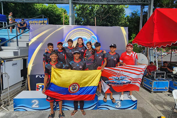 Jóvenes integrantes del Club Poseidón, posando con las banderas de Colombia y se su equipo en el certamen realizado en Panamá.