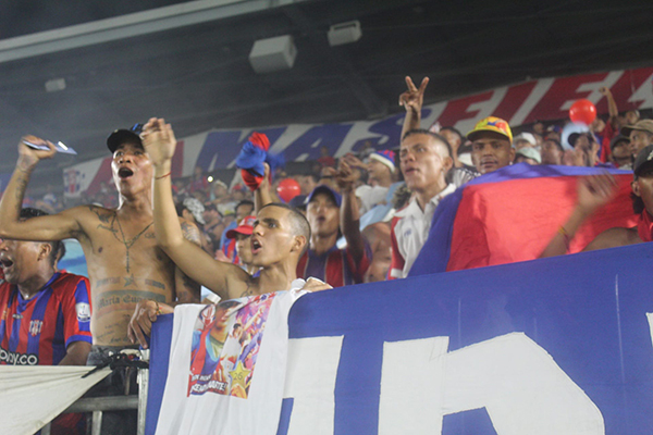 Hinchas de las ‘barras bravas’ del Unión Magdalena en medio de un partido en el estadio ‘Sierra Nevada’.
