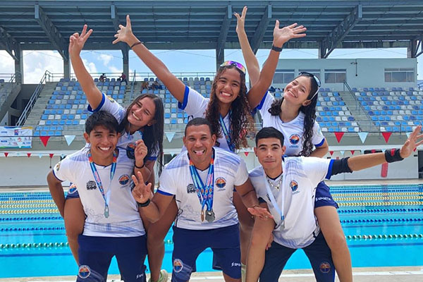 Equipo de natación de Unimagdalena con las medallas obtenidas en los Regionales Ascun.