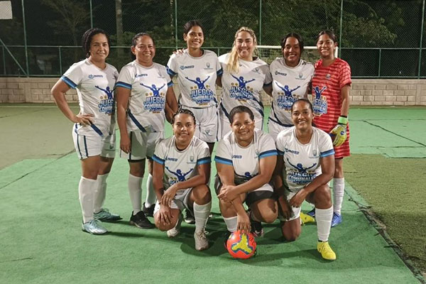 Equipo de futbol sala femenino que participa en los juegos comuncales representando a su localidad.