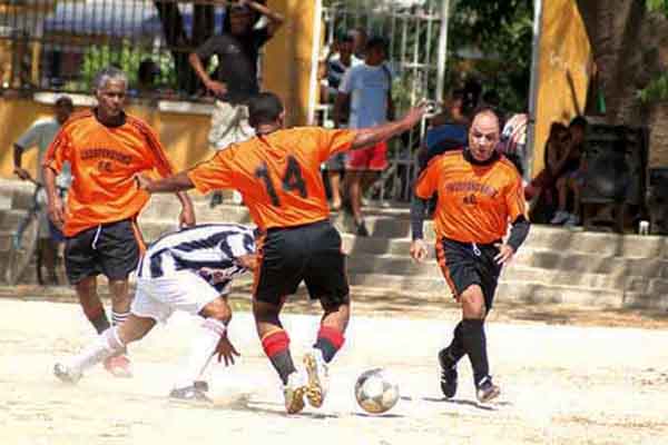 Partido de fútbol en Santa Marta categoría Plus 50. Foto archivo