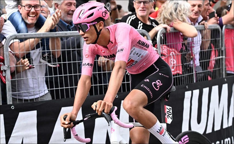 Isaac del Toro, ciclista mexicano del equipo UAE y actual líder de la general en el Giro de Italia.