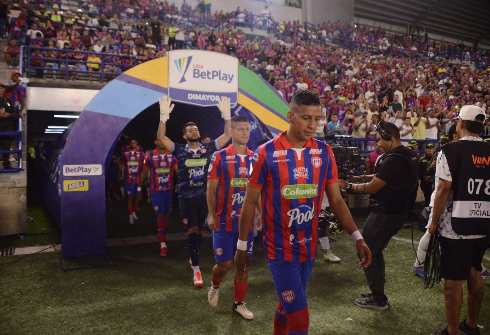Ruyery Blanco y demás jugadores del Unión Magdalena saliendo de la zona mixta hacia un partido de liga en el estadio ‘Sierra Nevada’.