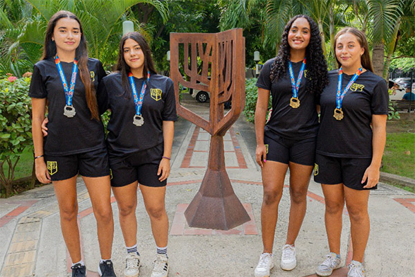 María Alejandra Espinosa, Valeria Marroquín, María Kamila Mendieta Molina e Isabella Hernández Acosta, estudiantes de la Universidad Sergio Arboleda ganadoras de la medalla de oro y plata en la disciplina del Voley Playa.
