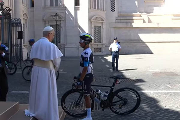Nairo Quintana, ciclista colombiano saludando al papa León XIV en la última etapa del Giro de Italia. Foto Giro de Italia