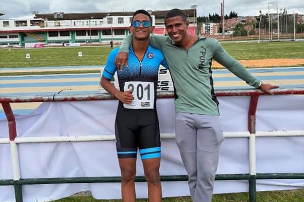 Luis David García, ganador de la medalla de oro en el Campeonato Nacional de Atletismo en compañía de su entrenador Miguel García.