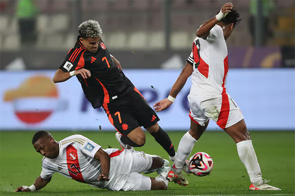 Luís Díaz delantero de la Selección Colombia enfrentándose contra Luis Advíncula de Perú. 