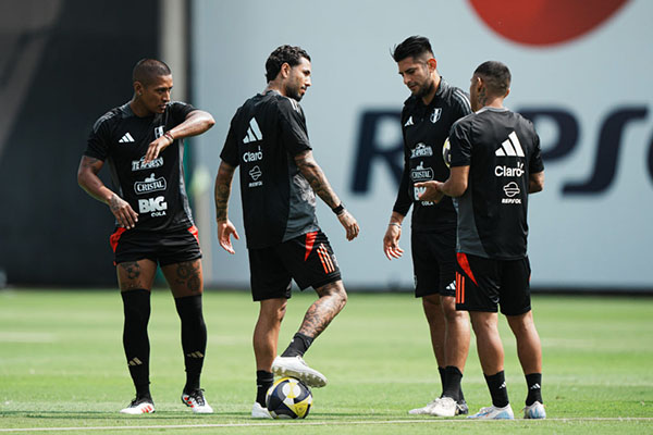 Los entrenamientos peruanos estuvieron los jugadores Carlos Zambrano, Sergio Peña, Pedro Aquino y Bryan Reyna, entre otros convocados. Foto Federación Peruana de Fútbol