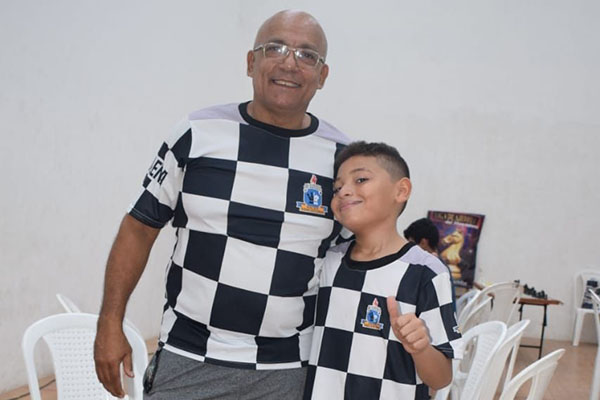 Fernando Pabón, colombo-venezolano que se desempeña como profesor de la Liga de ajedrez del Magdalena en compañía de uno de sus alumnos.