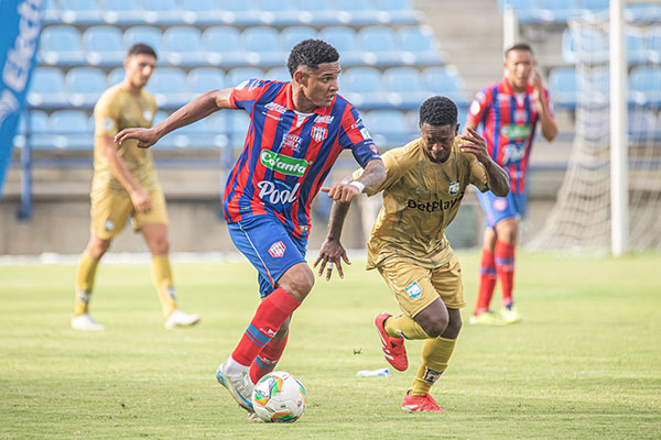 José Mercado, jugador del Unión Magdalena, enfrentándose a un rival en un partido de Copa Colombia.