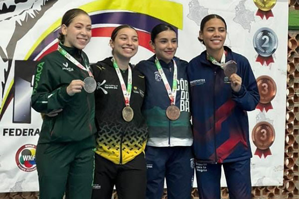 Valentina Ojeda, deportista del departamento del Magdalena en el podio junto a competidoras de Córdoba, Boyacá y Casanare.