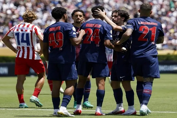El juego entre los franceses y los españoles 619 en el estadio Rose Bowl de Los Ángeles tuvo un acompañamiento en las tribunas. EFE
