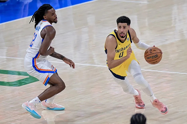 Tyrese Haliburton de los Indiana Pacers enfrentándose con Cason Wallace de los Oklahoma City Thunder. Foto EFE