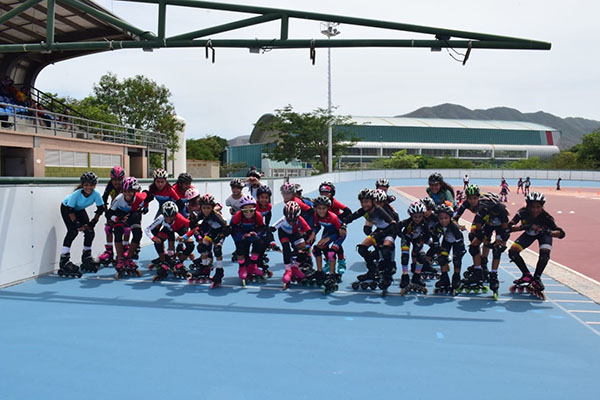 Niñas de los diferentes clubes de patinaje de la ciudad en competencias de fogueo. 