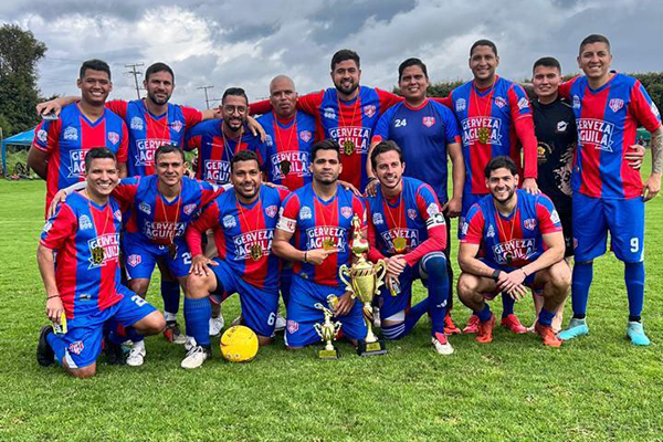 Jugadores del equipo ‘Ciclón Banananero Bogotá’ formados con el trofeo del campeonato. 