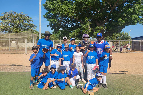 Equipo formativo de béisbol samario ‘Dodgers’ en la presentación de los planteles que participaran en el nacional de beisbol. 