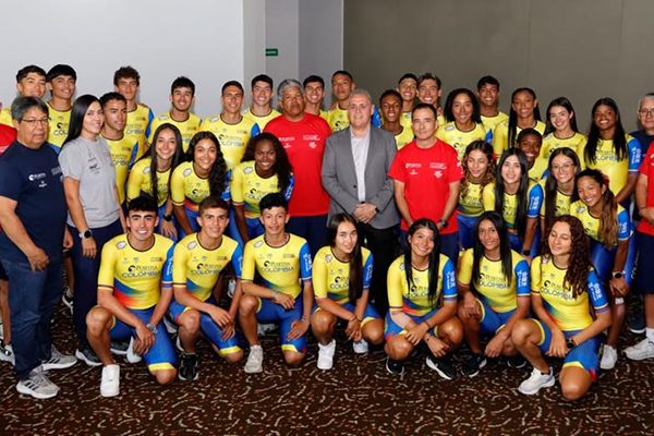 Grupo completo de integrantes de la selección Colombia de patinaje; entre ellos, la samaria ‘Mafe’ Timms. Foto FedePatinaje