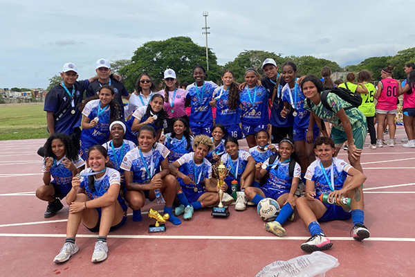 Rocío Ponce Director(a) Técnico(a) en compañía de su asistente; Equipo de fútbol femenino Club Deportivo Atlético Internacional con el trofeo de subcampeonas nacionales.